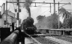 604854 Afbeelding van een trein getrokken door de stoomlocomotief nr. 3758 (serie 3700/3800) van de N.S. tijdens het ...
